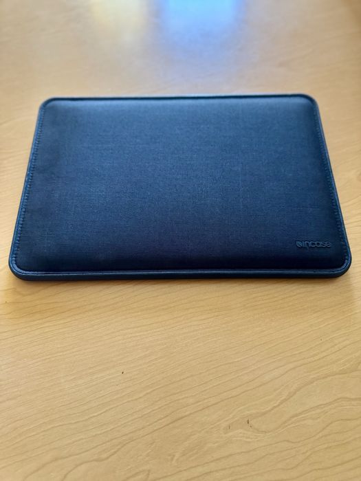 Capa Premium MacBook Pro 14 ou PC 14” – Incase ICON Sleeve (Como nova)
