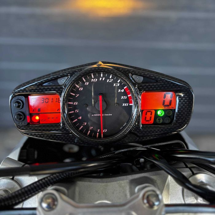 Продам мотоцикл Suzuki GSR 600 (0304)