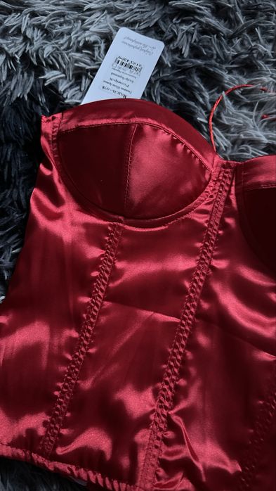 Червоний корсет з чашками