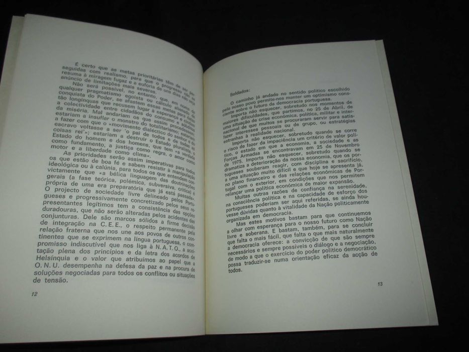 Livro Comemorar o 25 de Novembro Não é Rotina