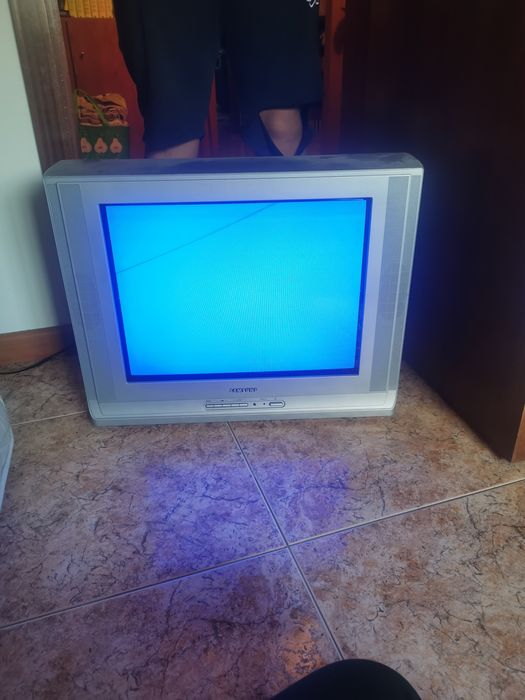 Vendo televisão a funcionar
