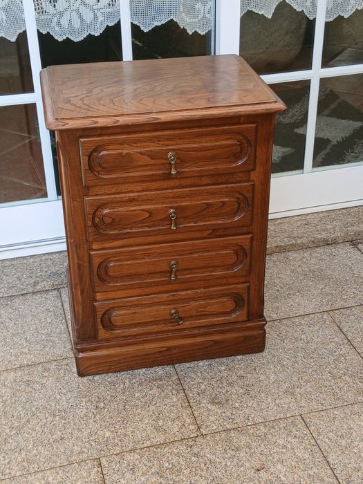 Vendo MESA de CABECEIRA/Apoio com 4 gavetas em madeira MACIÇA como nova. Possibilidade de entrega