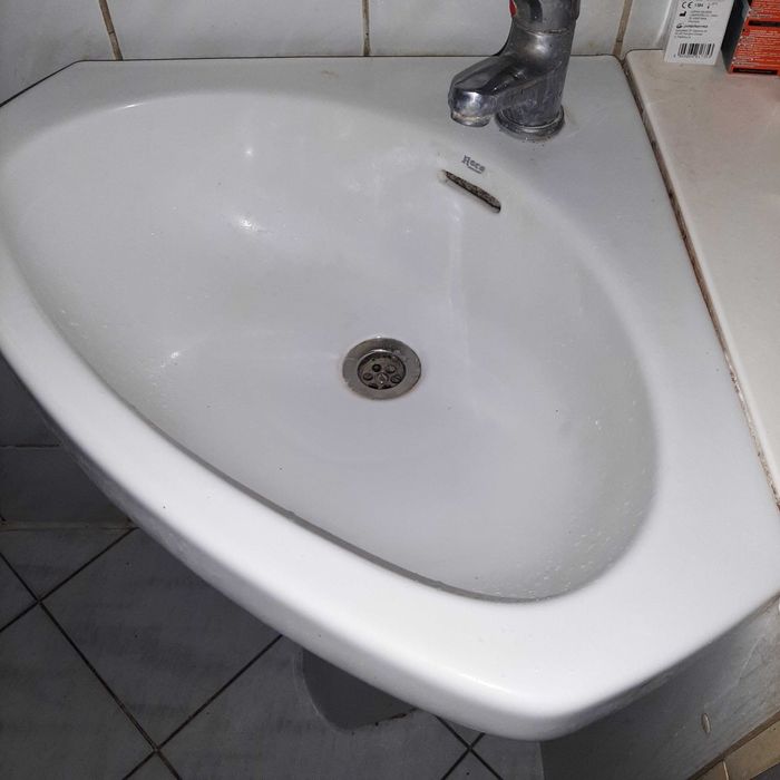 Umywalka Roca narożna, stojąca