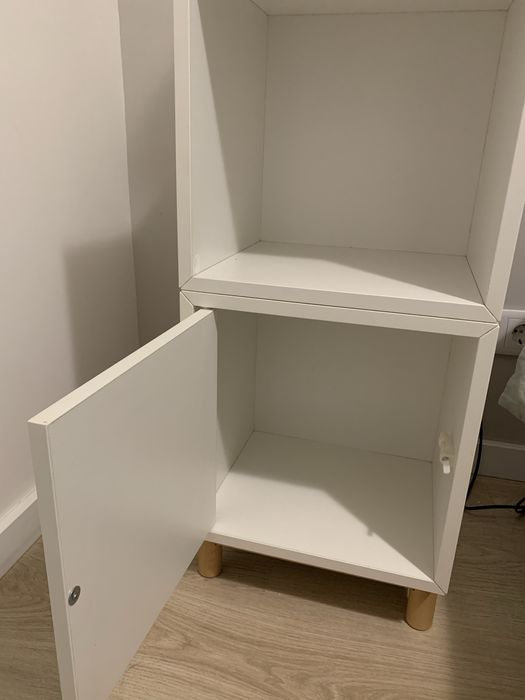 Duas mesas de cabeceira brancas