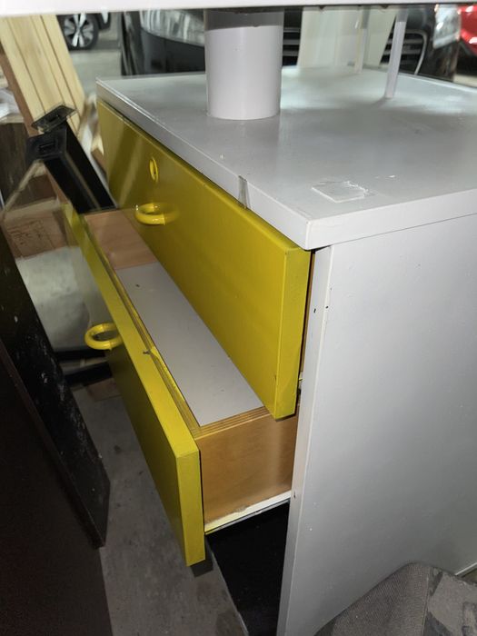 Balcão com duas gavetas