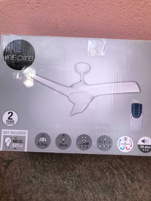 Ventoinha de teto com iluminação incluída