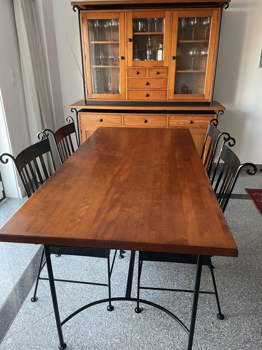 Mobília de sala com louceiro, mesa e cadeiras.