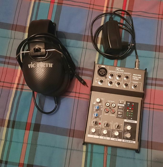 Mesa de mistura e headphones para bateria/ensaios