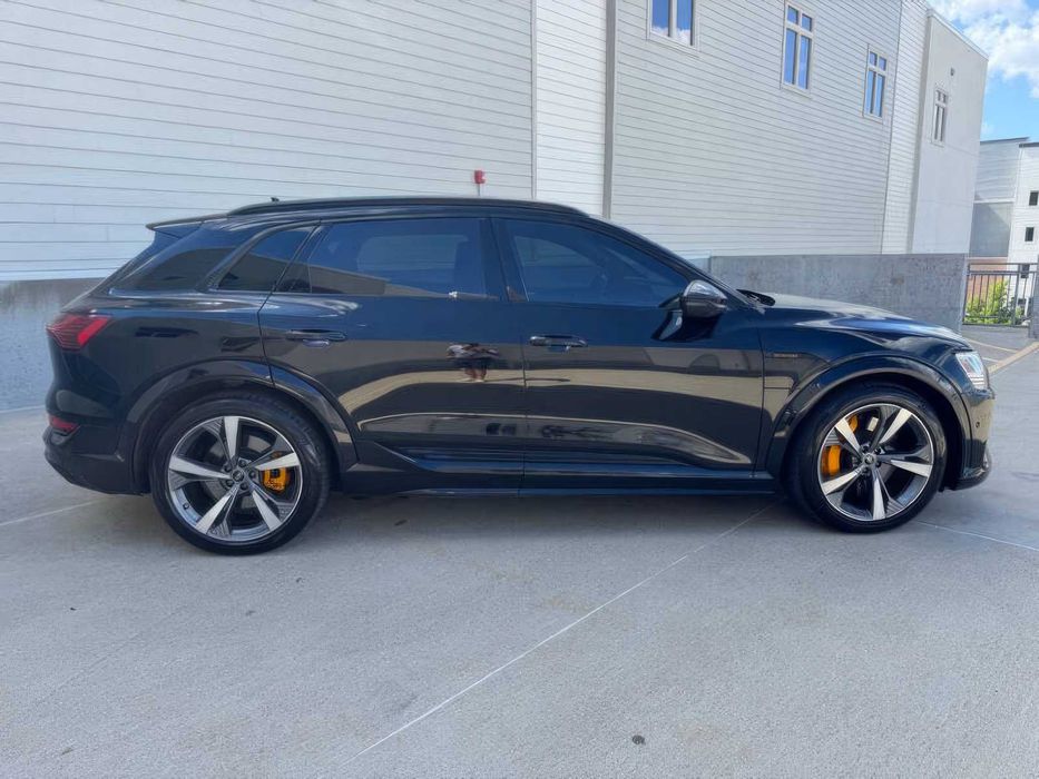 Audi e-tron S      2022