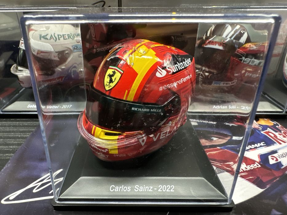 Колекційний шолом Carlos Sainz Mini Helmet F1 1:5