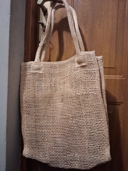 Torba na ramię a la sznurek.
