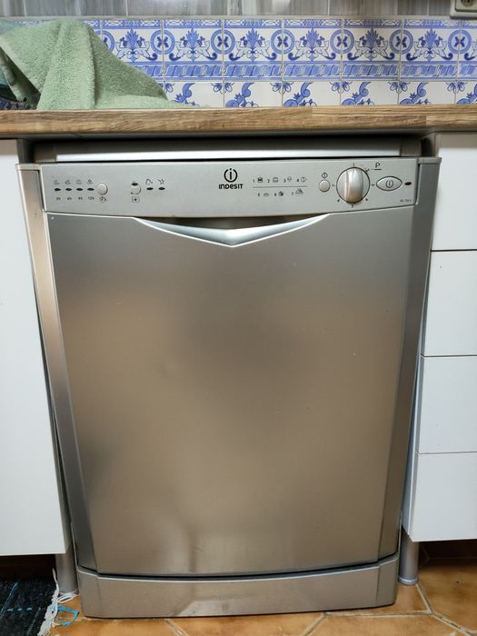 Máquina de Lavar Loiça Indesit IDL 750 S – Bom Estado