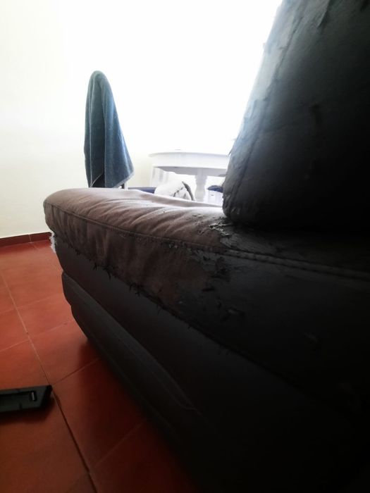 Sofá castanho usado para dar. APENAS UM