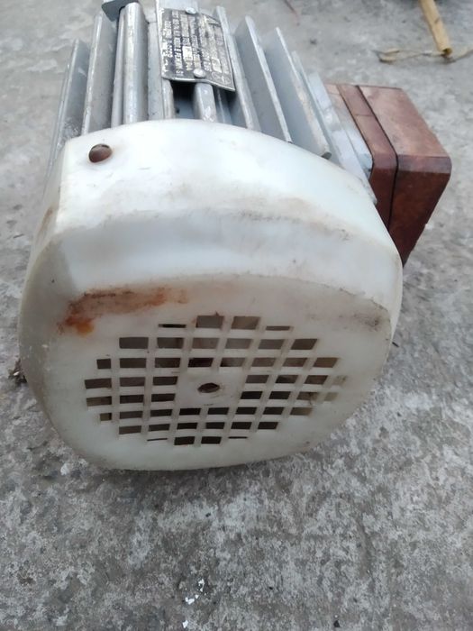 Электродвигатель АВЕ-052-4МУЗ,1350об/мин/4АМ 63 В2 0,55 кВт 2745об/мин