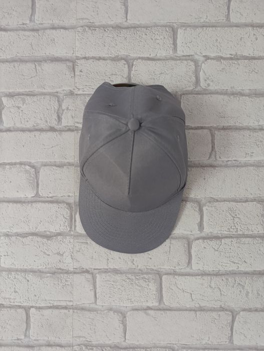 Czapka z daszkiem siwa