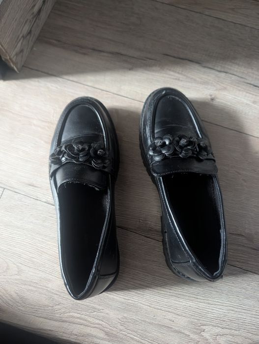 Czarne eleganckie lakierki