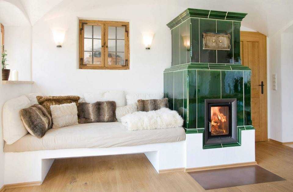 Zdrowy akumulacyjny piecokominek ogrzewający przez promieniowanie.