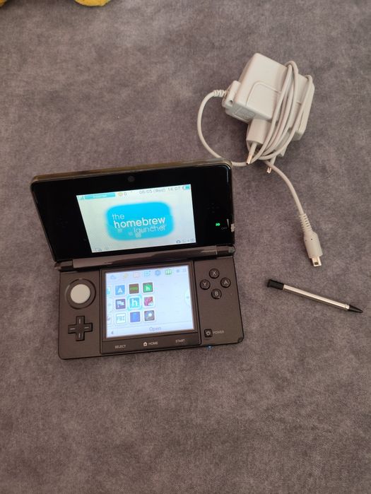 Nintendo 3ds z kartą pamięci 32 gb
