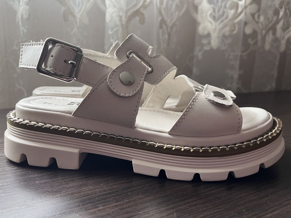 Бежеві босоніжки 37 розмір