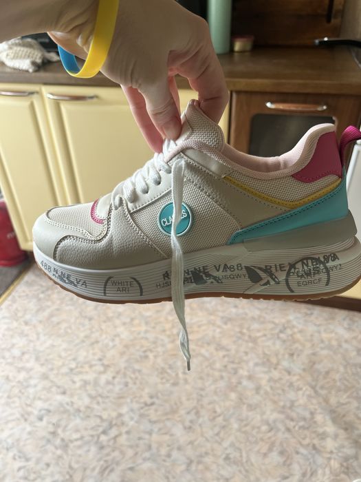 Кроссовки женские