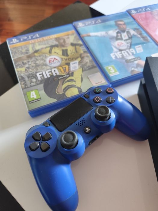 PS4 c/ comando e 5 jogos