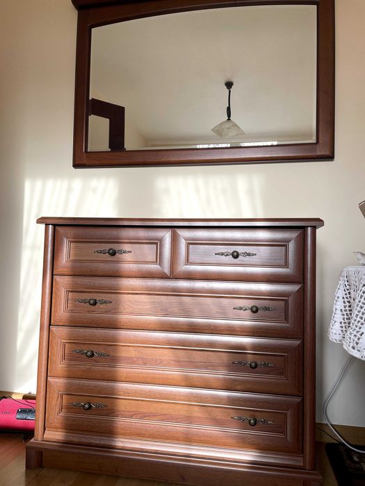 duże lustro w drewnianej oprawie