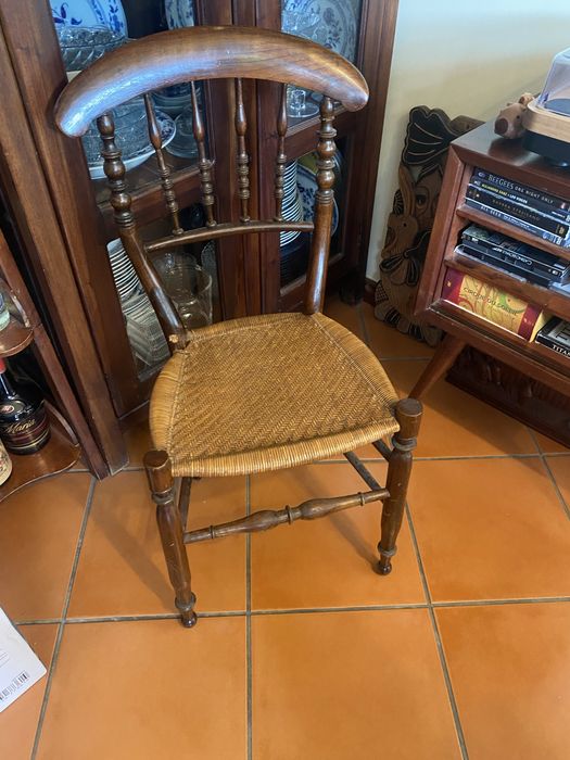 Cadeira antiga em madeira com assento de palhinha