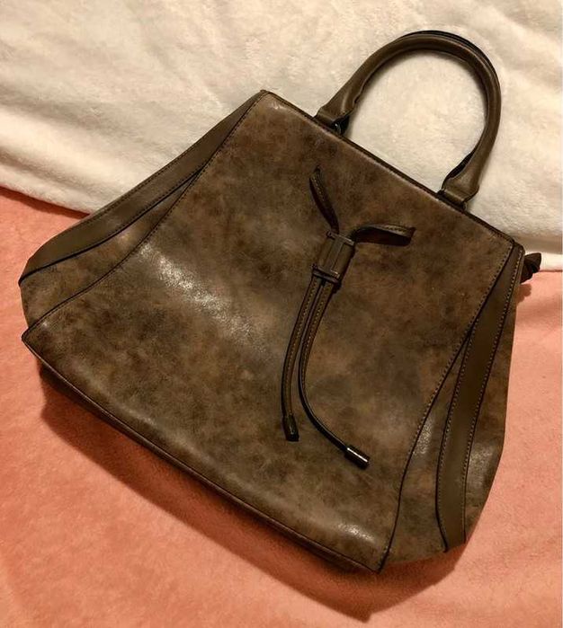 Mala Castanha com Detalhes em Prateado