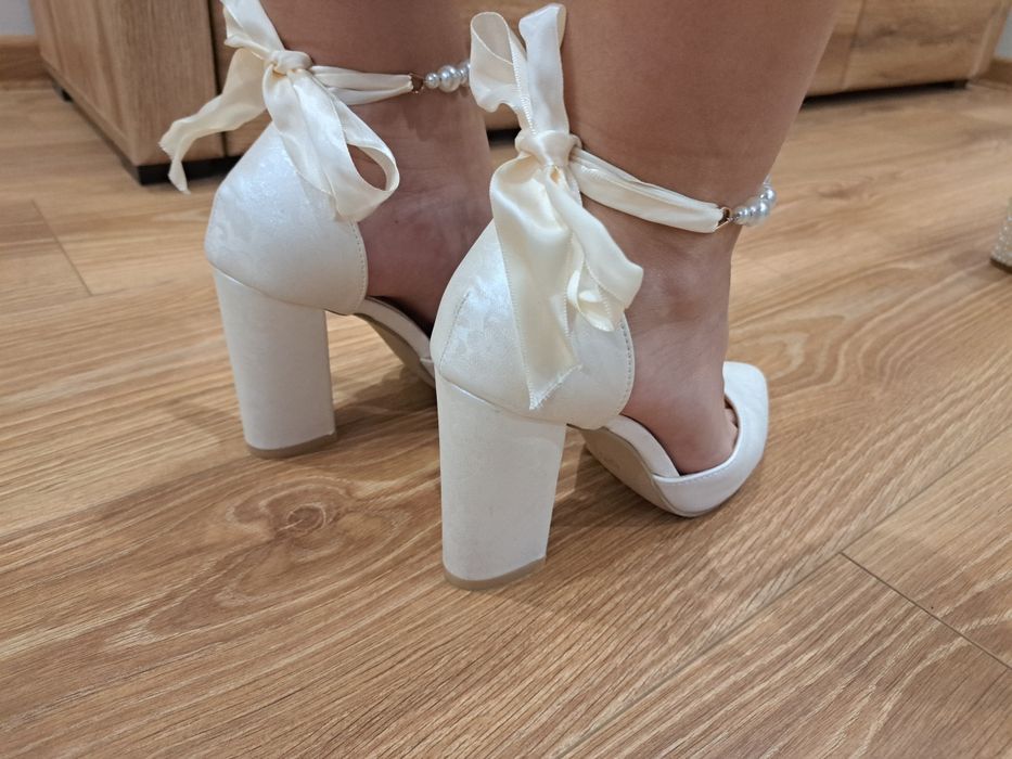 Kremowe buty z perełkami