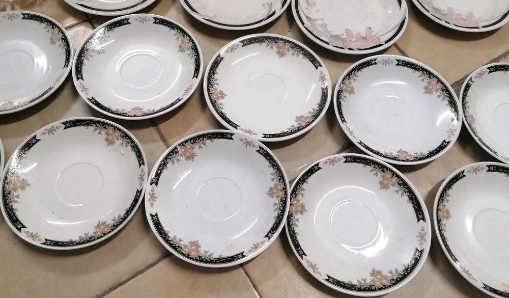 Pratos rasos e de sobremesa, cinzeiro de vidro, tudo por 5€