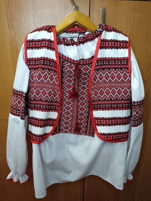 Вишитий костюм на дівчину