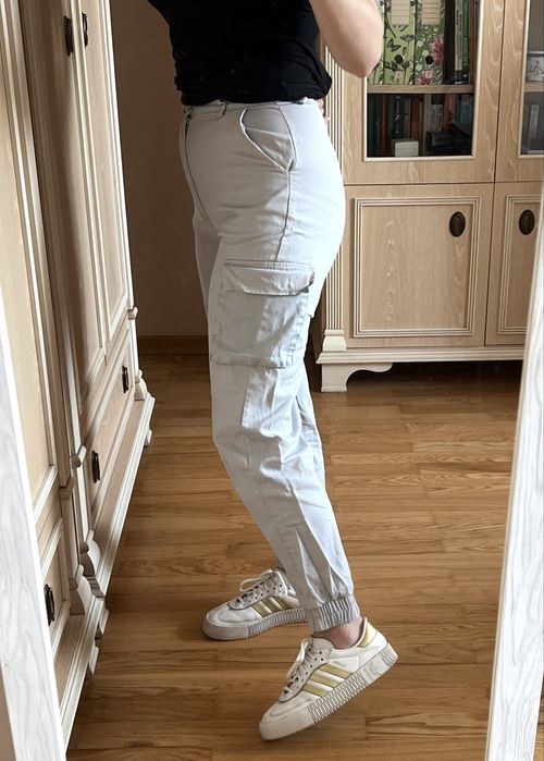 Spodnie bawełniane joggery cargo jasne sportowe ze ściągaczem