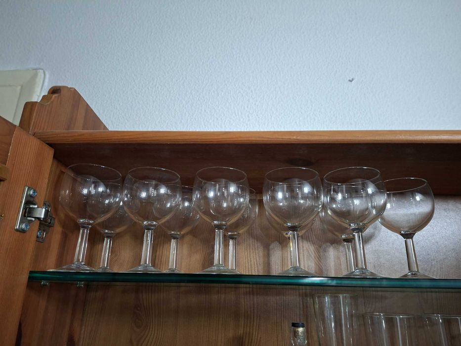 Copo de vinho redondo de vidro transparente com pé