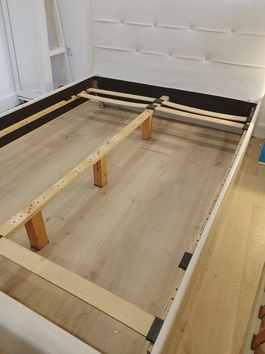 Estrutura cama 1.40 por 2 m + 1 mesa cabeceira