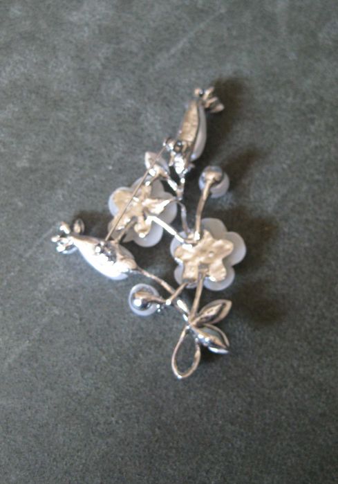 Alfinete / Broche / Pregadeira Flor de Perolas NOVO