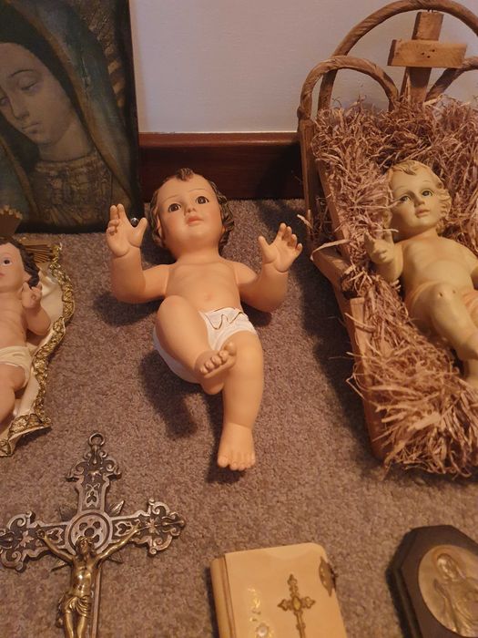 Lote religioso – figuras, crucifixos e quadros