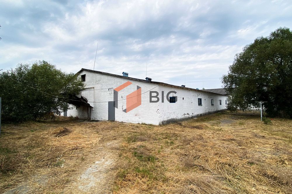 Продається цегляна будівля з повною інфраструктурою