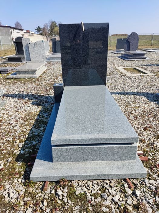 Nagrobek granitowy