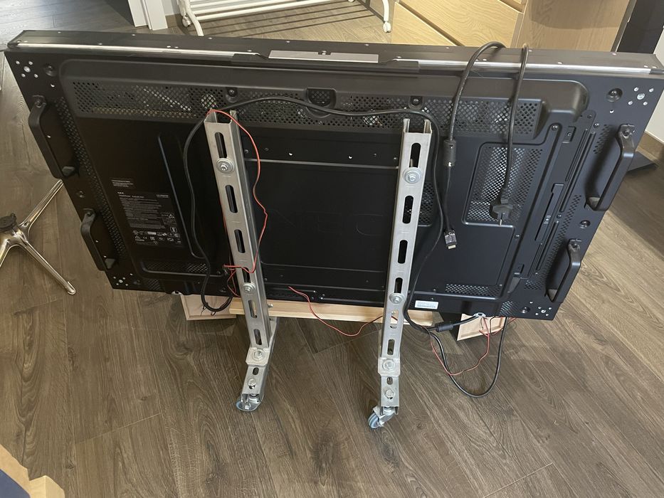 Monitor NEC MultiSync X464UNV + kolumny Panasonic + pilot