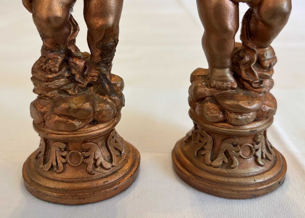 Par de castiçais para velas "putti" barrocos.