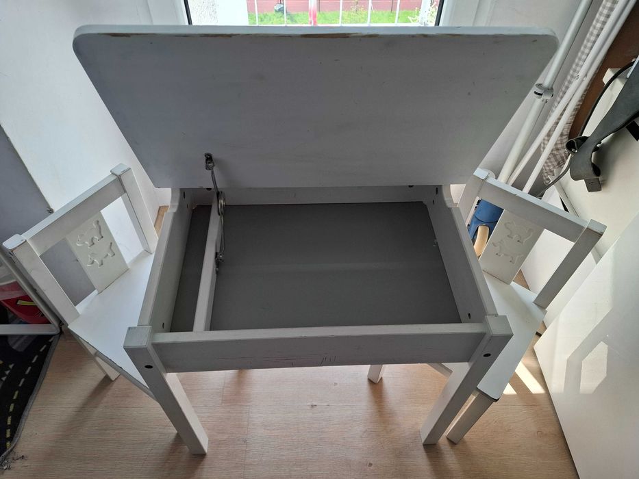 Biurko i dwa krzesełka