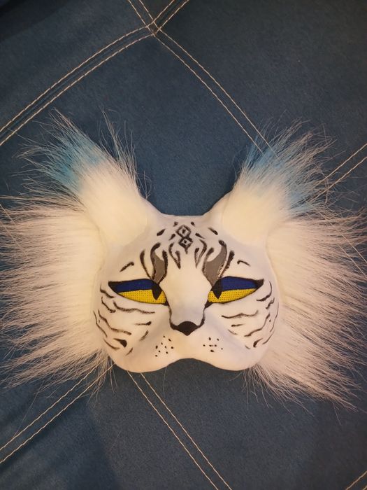 Маска в наявності.