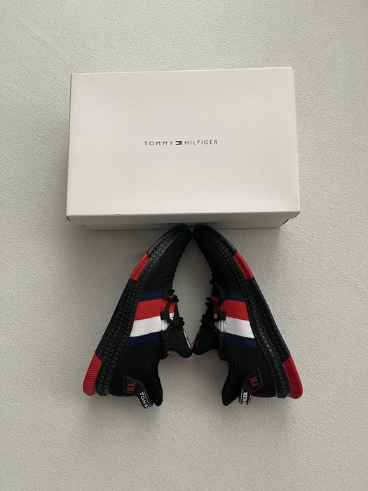 Разные  кроссовки Tommy hilfiger