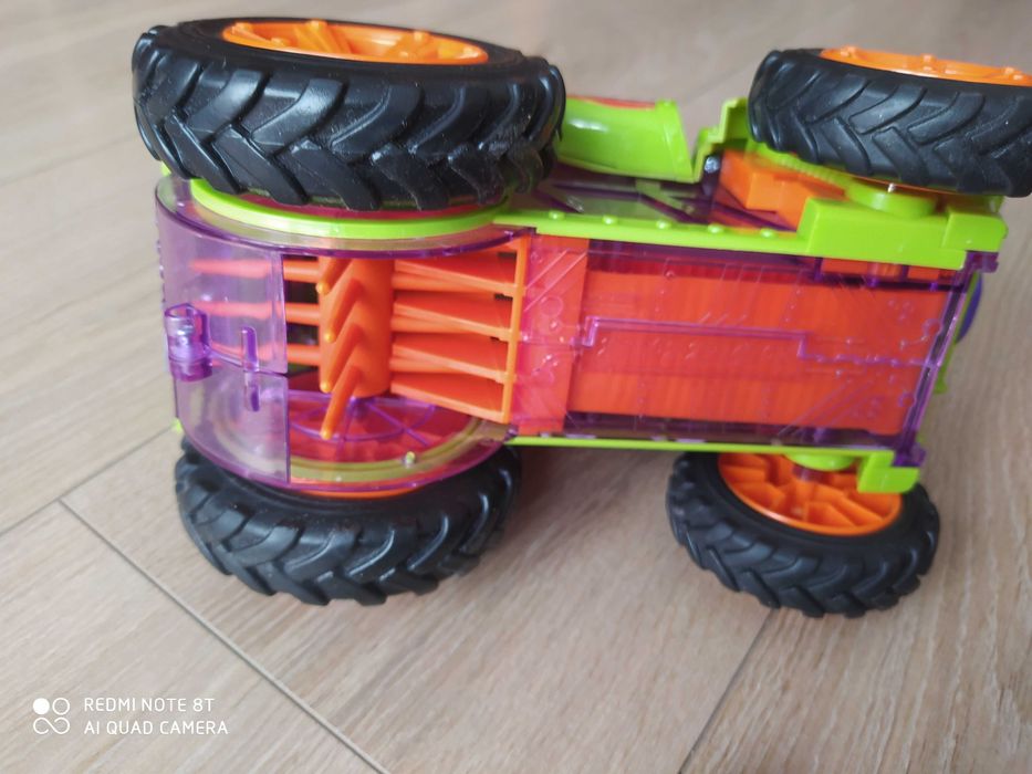 Pojazd super zings Monster Roller + mniejszy samochód+ 9 figurek