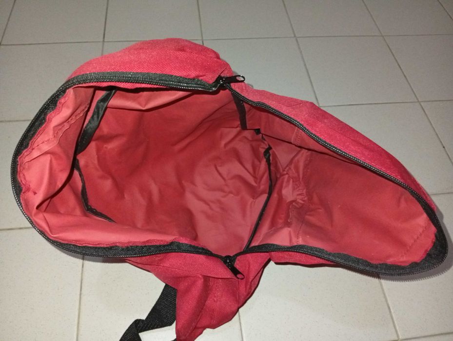 (Material Escolar) Mochila Vermelha Pequena + Oferta de Estojo