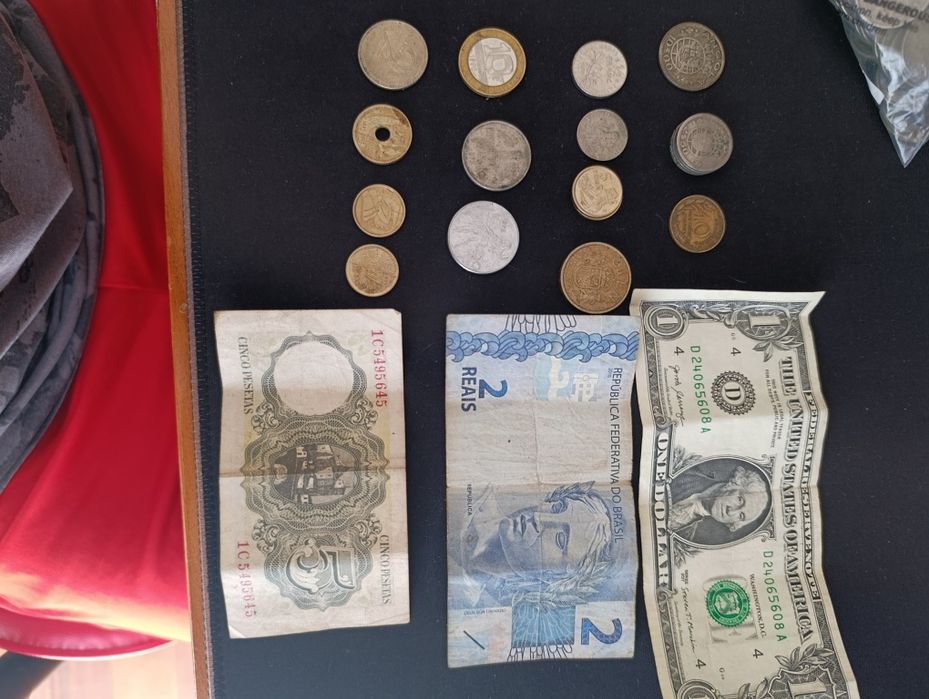 Coleção de moedas e notas
