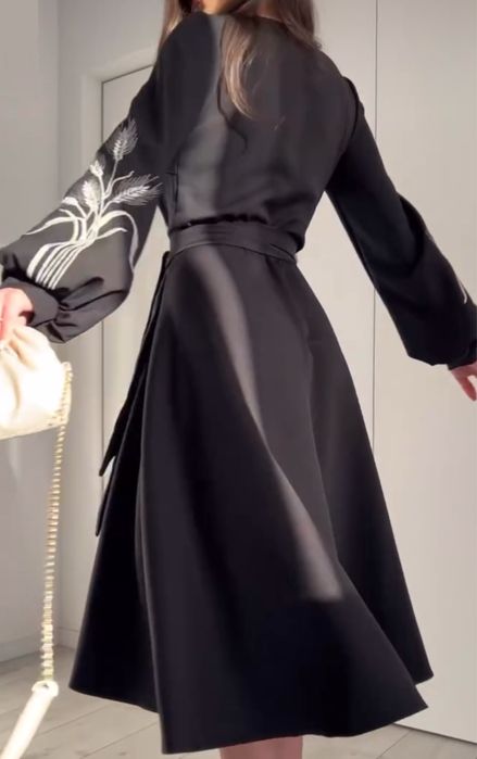 Святкова сукня з вишивкою