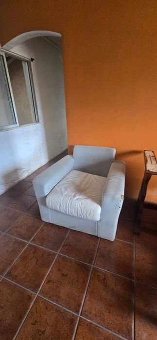 2 poltronas (sofá, cadeirão) em bom estado com marcas de uso