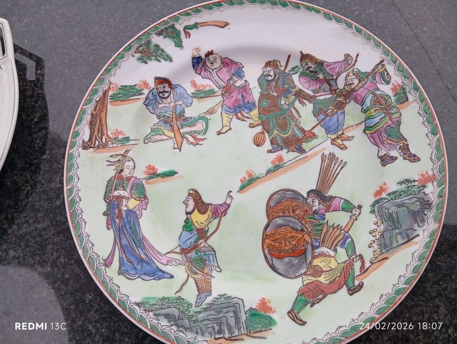 Diversos pratos porcelana