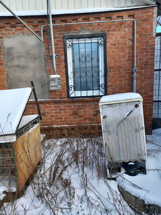 Продам в м.Мерефа магазин та ангар  з 9/25 житлового будинку